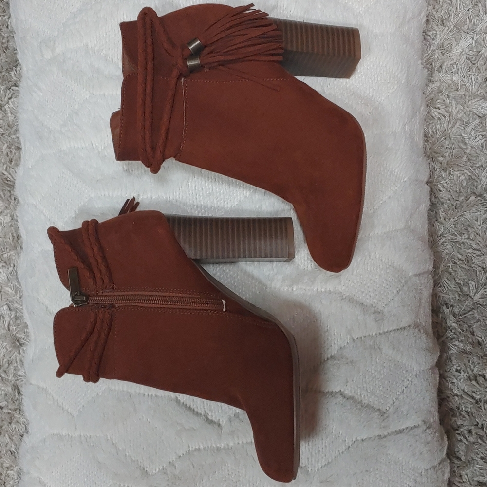 Light brown heeled ankle boot with fringe